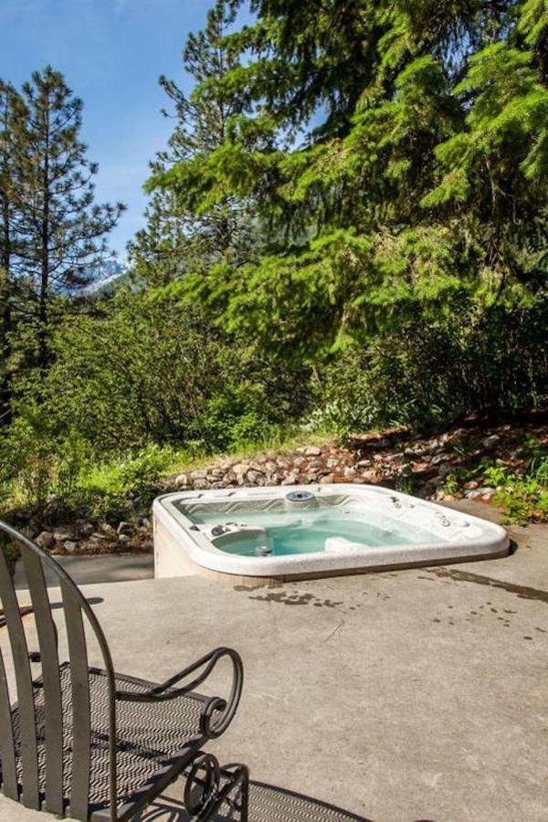 Snowgrass Lodge - River, Mountain Views & Hot Tub Leavenworth Extérieur photo